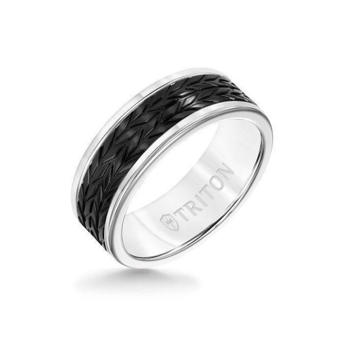 WTC/BLK TIT 8MM CARVED PATTERN GENTS WED BAND