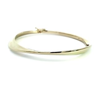 This stylish, golden plated curved wrist adornment provides an elegant touch to any outfit. The curved design neatly envelops the wrist in breathtaking fashion. It’s flexible, occupied with an exquisite, minimalist style that is both supernatural yet contemporary, appealing to every woman who appreciates distinguished craftsmanship and design amid fineness.