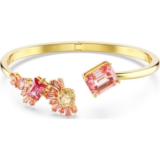 Wrapped around your wrist, this intricately designed, golden-hued bangle boasts a charming cherry blossom motif. Crafted with sophistication, it showcases a delightful blend of attention to detail and the beauty of nature. An exquisite addition to any bijouterie or a special gift, this bangle resonates with unspoken elegance and style. Elegant without overwhelming, exapt your outfits while donning this classic.