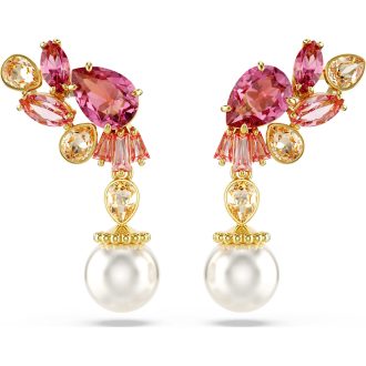 Exquisite gold hued earrings feature a delicate cherry blossom design, characterised by outstanding craftsmanship. Embellished with lustrous pearl drops and encrusted sparkling details, they offer a beautiful fusion of elegance and oriental charm. Perfect jewelry piece to embody romance and sophistication for any day and evening look.