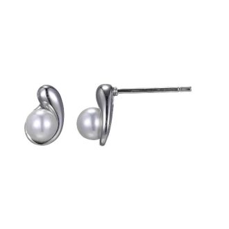 These 5mm stud earrings feature a beautiful white shell pearl with a caramel-colored shimmer. The perfect accessory for any occasion, they are sure to add a touch of elegance and sophistication to your look.